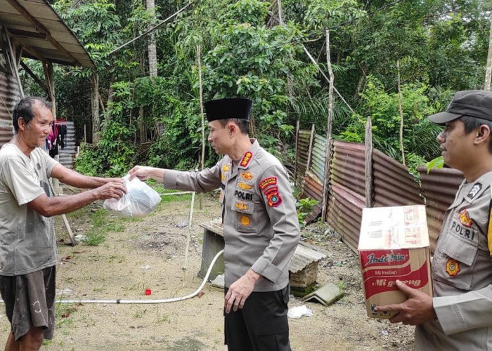 Peduli Masyarakat di Bulan Ramadan, Kapolresta Bagikan Paket Sembako ke Warga Air Mesu Secara Door to Door