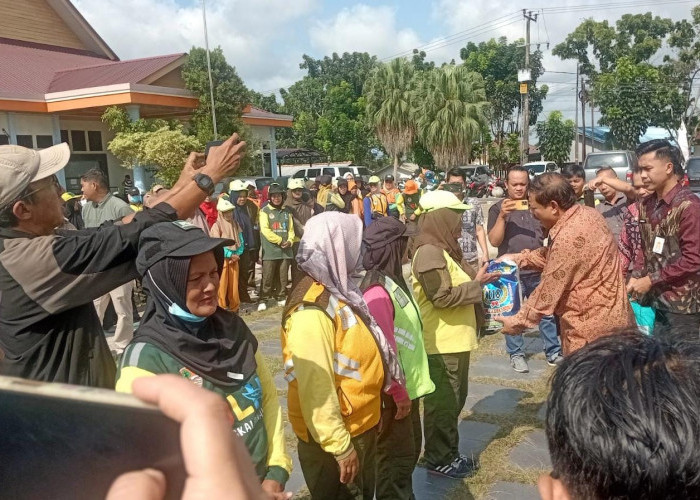 Wali Kota Serahkan Paket Bantuan Lebaran CSR BSB dan BPRS Babel Bagi Ratusan Petugas Kebersihan