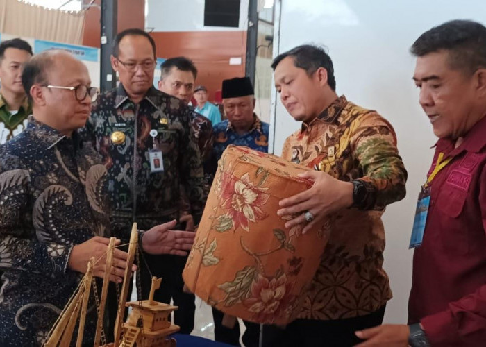 Sekjen Kemnaker RI Apresiasi Kursi Limbah Plastik Karya Warga Binaan Lapas Pangkalpinang Pada Naker Fest 2024