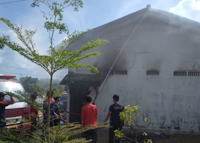 Dua Bangunan Ponpes Islamic Center Terbakar
