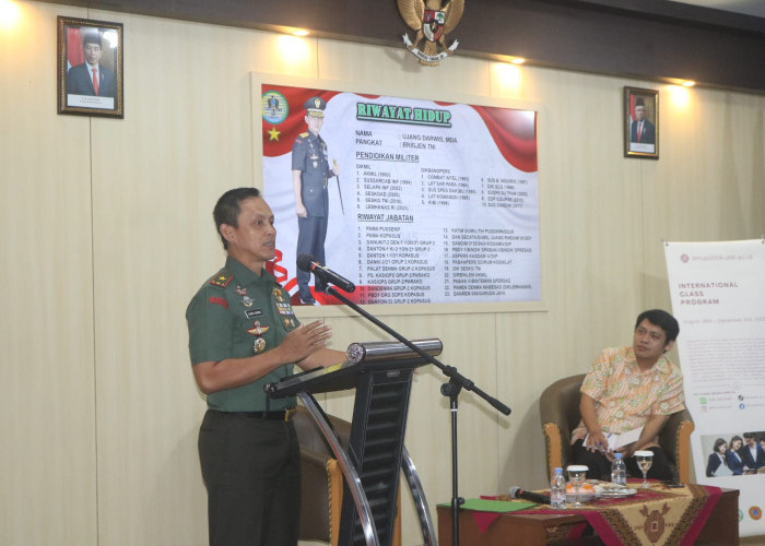 Brigjen TNI Ujang Darwis Beri Kuliah Mahasiswa Kelas Internasional UBB