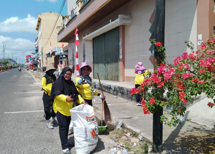 Pawai Usai, Pasukan Kuning DLH Gerak Cepat Bersihkan Jalan 