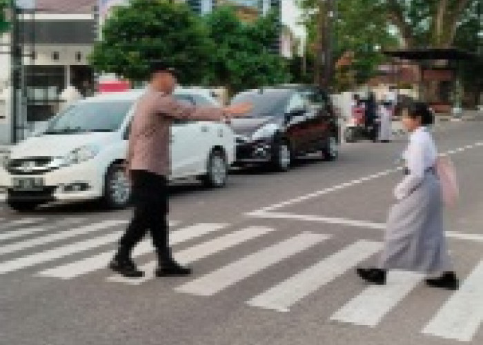 Kapolsek Taman Sari Pimpin Strong Point Pagi di Depan SMKN 1 Pangkalpinang