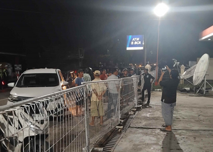 BBM Langka di Pulau Bangka, Sudah Antri Sejak Sore, Ehh.. SPBU Malah Tutup, Panas! 