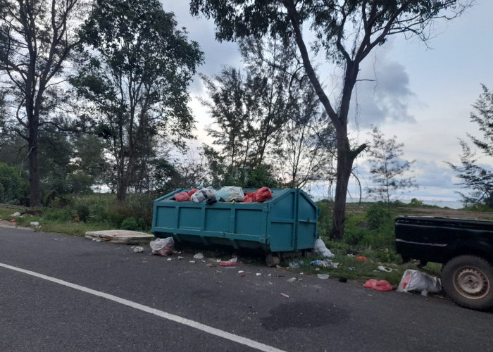Sampah Lebaran Capai 18 Ton Per Hari  DLH Bangka Tengah Terjunkan 18 Petugas