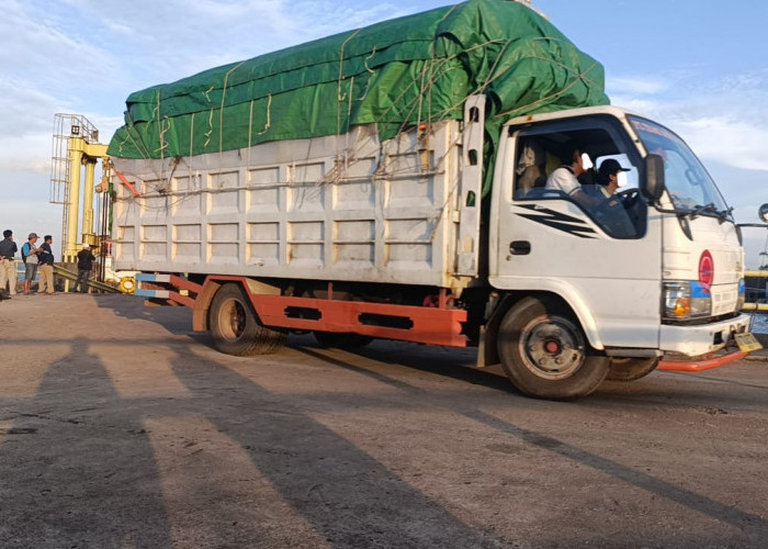 Katanya Muatan Sagu, Tapi Dua Truk Keluar dari Pelabuhan Sadai Dikawal