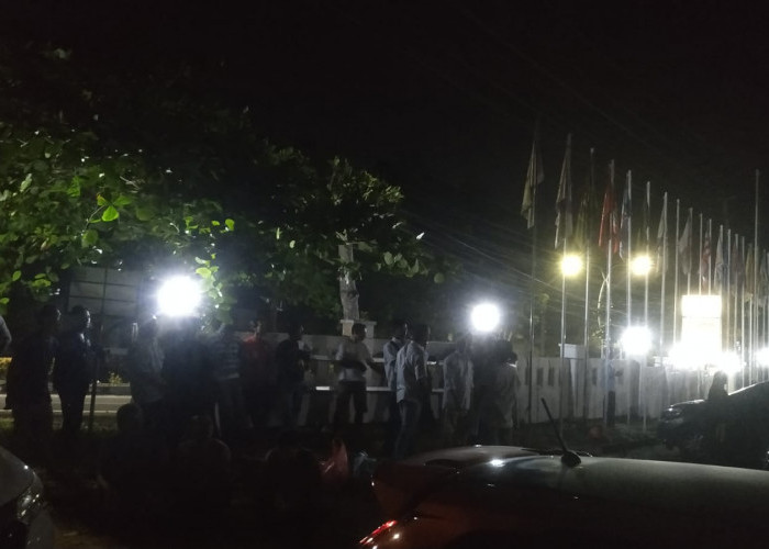 Beredar Informasi Putusan Sengketa, Puluhan Pendukung Rato-Ramadian Datangi KPU Bangka