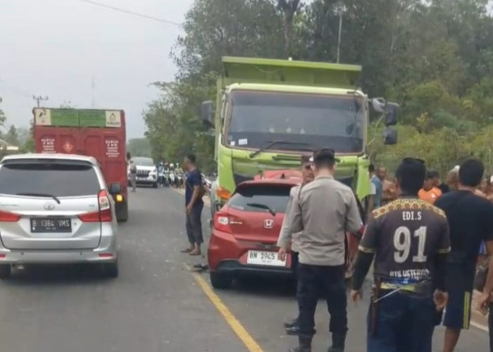 Breaking News! Honda Brio dan Truk Hino Adu Kambing di Jalan Jelutung Bangka Tengah