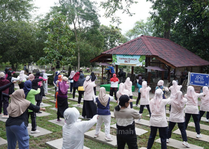 Di Bawah Rindangnya Pepohonan, PT Timah Ajak Masyarakat Hidup Sehat Lewat Senam Bersama