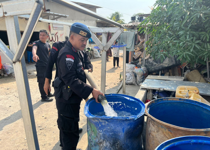 Kompi 1 Batalyon A Pelopor Satuan Brimob Polda Babel Salurkan 10 Ton Air Bersih Bagi Warga Matras