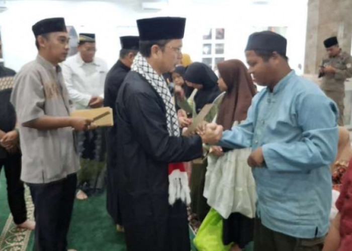 Sajadah Fajar di Desa Penyak, Pemkab Bangka Tengah Salurkan Bansos kepada Masyarakat