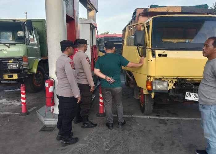 Polsekwas Pelabuhan Pangkalbalam Kawal Antrean BBM di SPBU Pasir Garam, Tak Temukan Penyalahgunaan