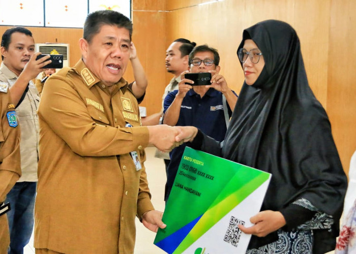 Gubernur Hidayat Arsani Serahkan Kartu BPJS Ketenagakerjaan Bagi UMKM di Belitung