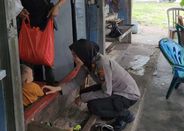 Kapolsekwas Pelabuhan Pangkalbalam Bagikan Paket Sembako di Pelabuhan Pangkalbalam