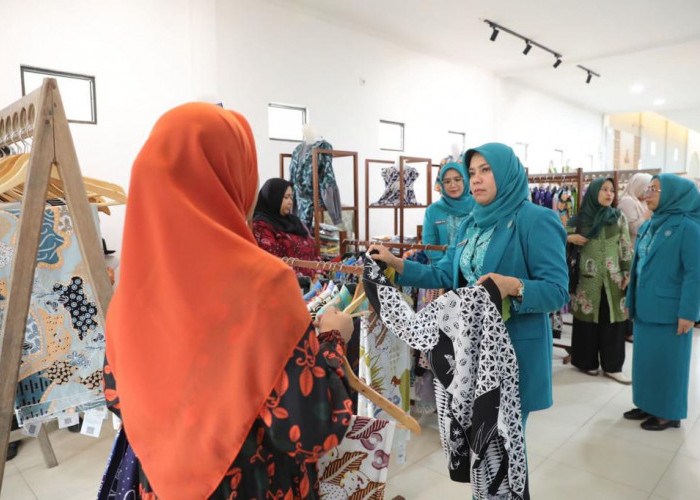 Safriati Safrizal Kunjungi Tiga Rumah Produksi UMKM di Belitung