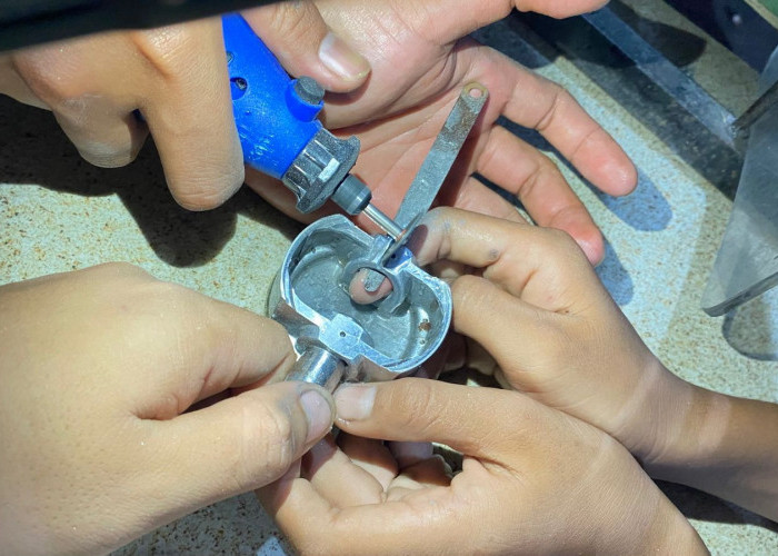 Ada-ada Saja, Jari Pria Sungailiat Ini Terjepit Piston Motor, Damkar pun Turun Tangan