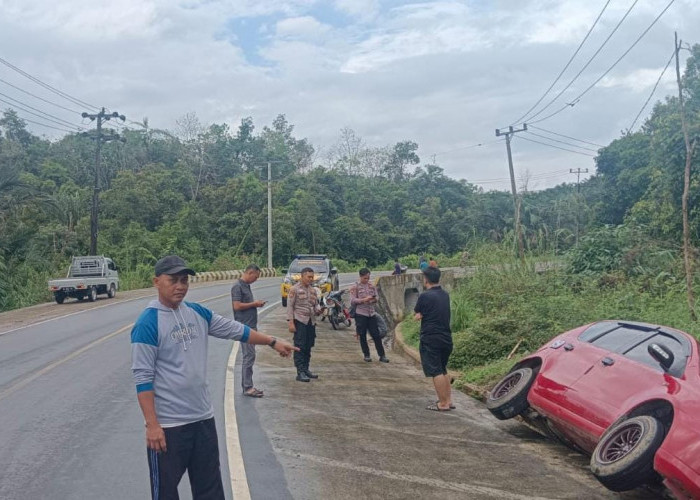 Sebuah Mobil Terperosok di Saluran Air di  Desa Nangka, Kades Minta Perhatian 