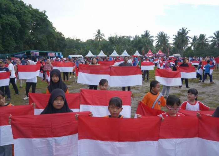 Pj Gubernur Suganda Kibarkan Bendera Merah Putih Bersama Warga Bintet