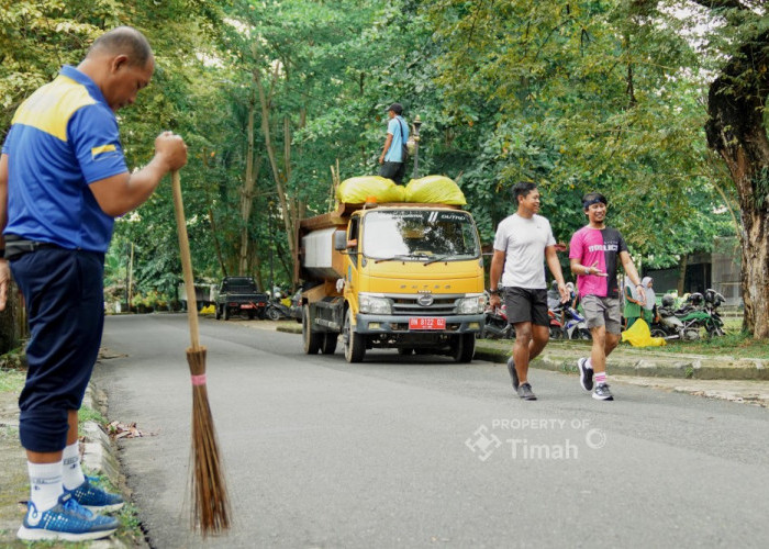 Gotong Royong Jumat Bersih di Taman Sari Sungailiat, Langkah PT Timah Wujudkan Ruang Publik yang Sehat