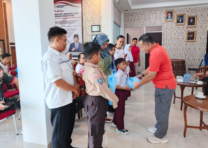 Lapas Narkotika Pangkalpinang Gelar Bakti Sosial, Bagikan Peralatan Sekolah untuk Anak Pegawai