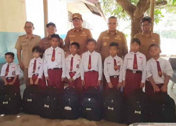 Bupati Beltim Serahkan Bantuan Sekolah di SDN 4 Damar, Tekankan Pentingnya Cegah Bullying