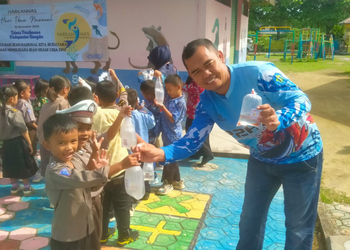 Dinas Perikanan Bangka Bagikan Ikan Hias untuk Anak TK