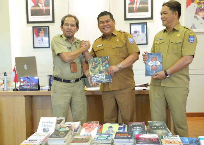 Bakuda dan Diskominfo Serahkan 517 Hibah Buku Pegawai ke DKPUS Babel