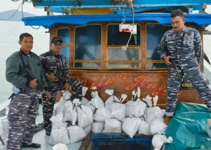 Lanal Babel Ungkap Penyelundupan Timah, Pelaku Kabur, 143 Karung Ditinggalkan di Kapal