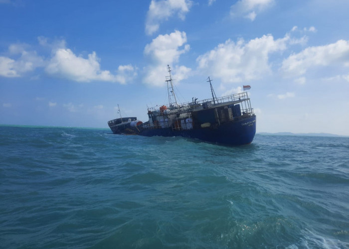 Dihantam Ombak Tinggi, Kapal Bermuatan 400 Ton Kandas di Lepar Pongok