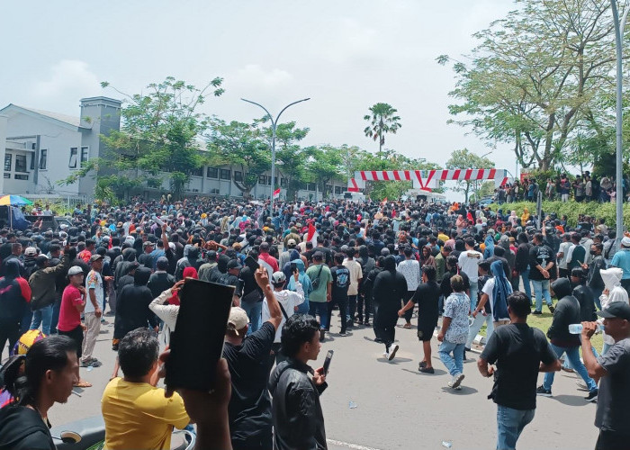 Ribuan Pendemo Mulai Geruduk Gerbang Kantor PT Timah Tbk