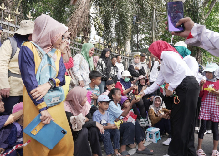 Pawai HUT Ke-81 RI Meriah, Noni Hidayat Bagikan Ratusan Telur Rebus ke Anak-anak