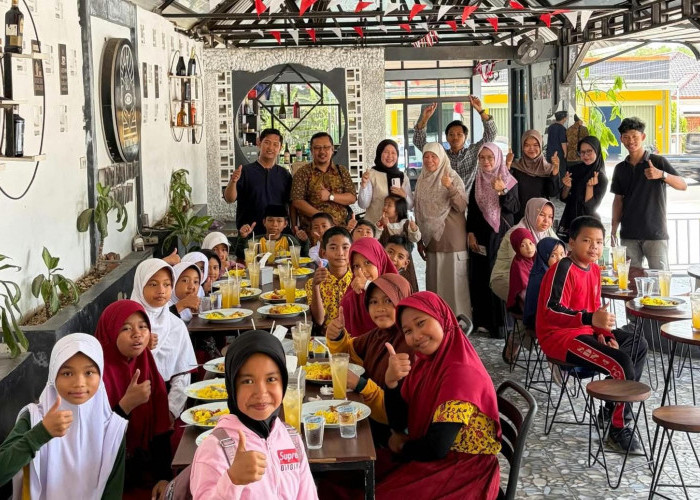Cafe D'Fortune Place & Restoran Lesehan Green Gelar Makan Siang Bersama Anak Yatim dan Piatu