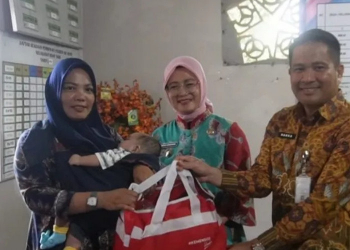 Pemkot Pangkalpinang Serahkan Bantuan Kemensos Bagi Korban Banjir Rob