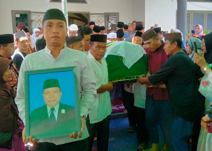 Ribuan Orang Antar Mantan Bupati Bangka ke Peristirahatan Terakhir 