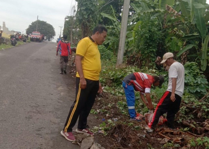 Bhabinkamtibmas Semabung Lama Ajak Warga Gotong Royong, Bersihkan Lingkungan Cegah Genangan Air