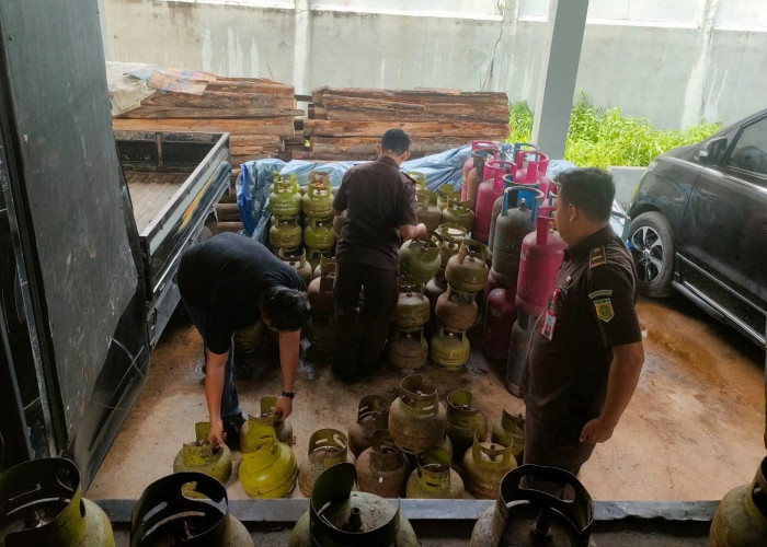 Polda Babel Limpahkan Tersangka Pengoplos LPG Subsidi ke Kejari Pangkalpinang