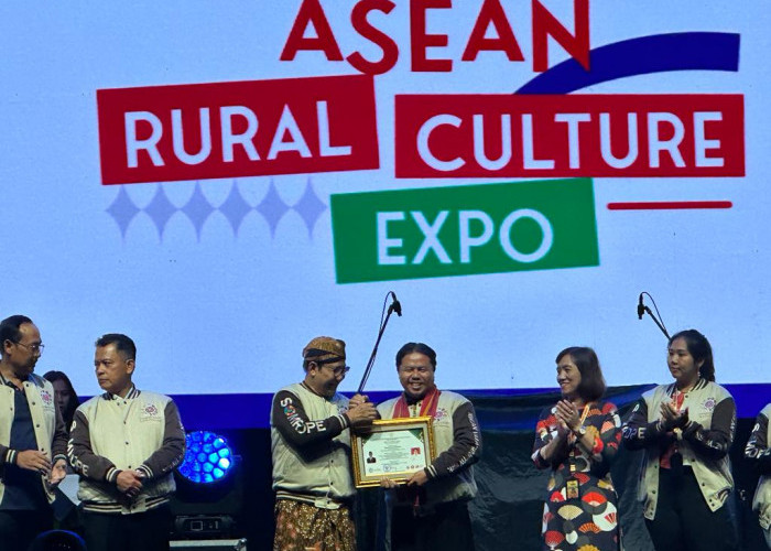 Masuk 9 Desa AVN, Kades Namang Terima Penghargaan Delegasi Indonesia dari Kemendes PDTT RI
