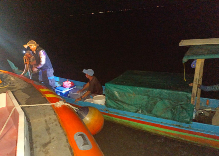 Mesin Kapal Mati di Perairan Rebo, Lima Nelayan Diselamatkan Tim SAR