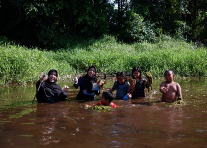 KKN PPM UGM Babel Aksi Bersih Sungai Pemandian Air Nyor Saing