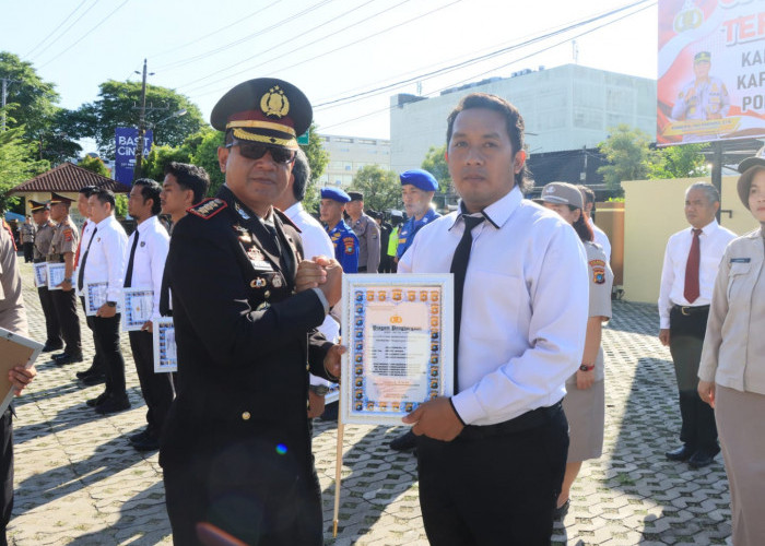 Usai Upacara Harkitnas, Kapolresta Pangkalpinang Berikan Penghargaan kepada 25 Personel Berprestasi   