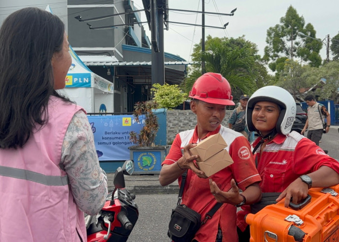 YBM PLN Berbagi Berkah Ramadan 1447 H, Takjil Dibagikan untuk Jemaah Masjid dan Pengendara di Tanjungpandan