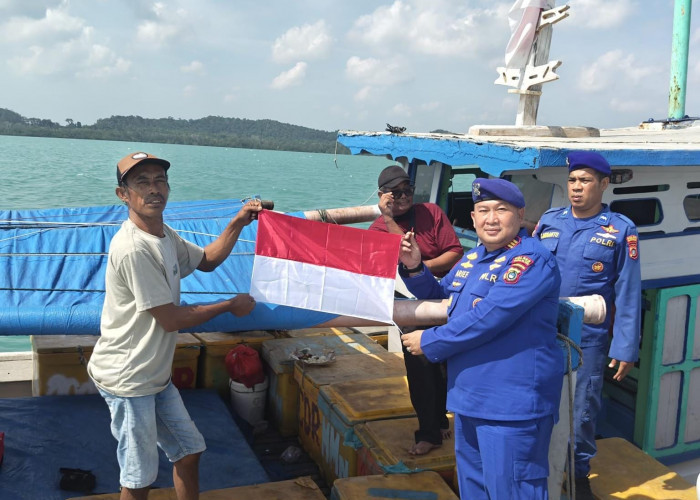 Puluhan Bendera Merah Putih Dibagikan Sat Polairud Basel ke Kapal Nelayan Sadai 