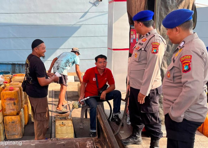 Atas Arahan Kapolresta, Polairud Kawal Penyaluran Solar untuk Nelayan di SPBN Ketapang
