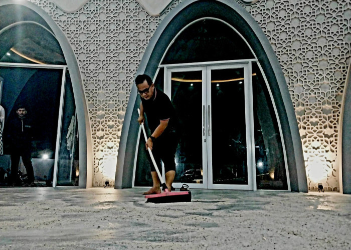 Gunakan Cara Tradisional, Sekda Mie Go Pel Lantai Masjid Agung Kubah Timah