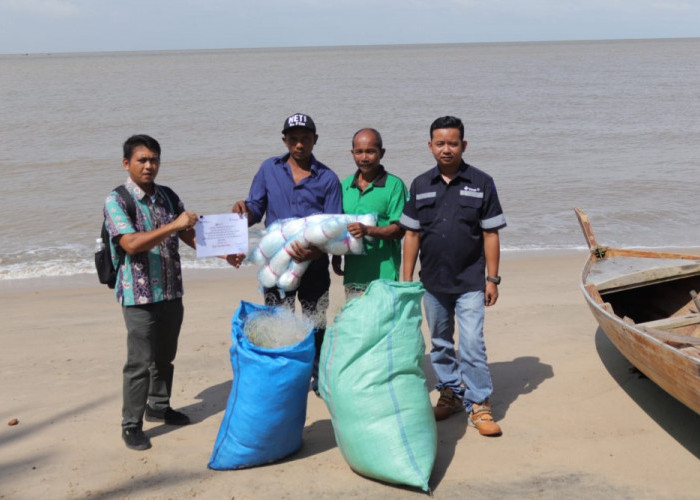 PT Timah Tbk Serahkan Bantuan Alat Penangkapan Ikan kepada KUB Titihan Muhibah Desa Sawang