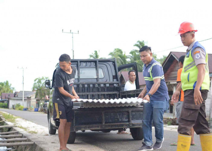 Gerak Cepat, PT TIMAH Tbk Serahkan Bantuan Bahan Material untuk Korban Bencana Puting Beliung di Desa Penagan