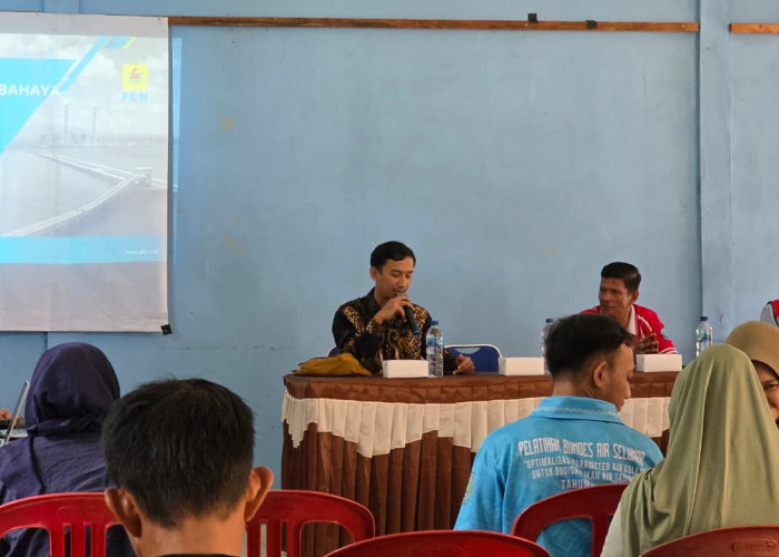 Gencarkan Edukasi Kelistrikan, PLN UP3 Belitung Gelar Sosialisasi K3 dan Program 'Find On' di Desa Selumar