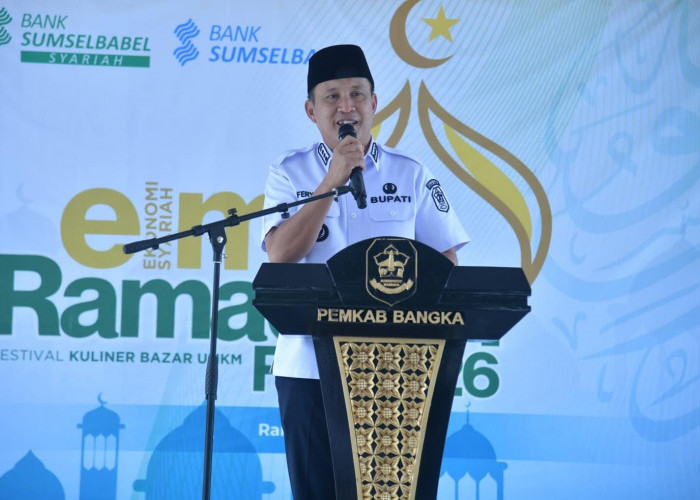 Bupati Fery Insani Solat Tarawih Perdana Bareng Masyarakat di Masjid Agung Sungailiat 