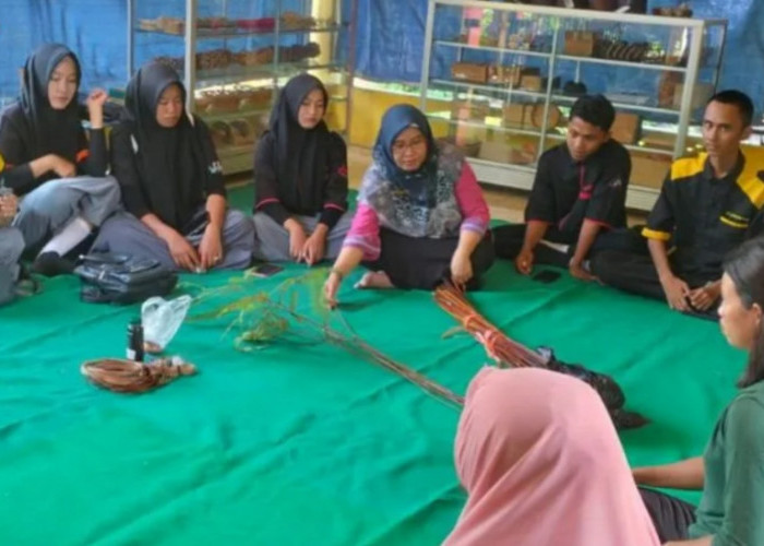 Pemkab Bangka Barat Latih Pelajar Menganyam Kopiah Resam