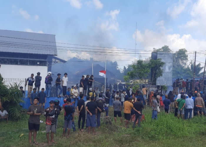 Demo Penambang Beltim Memanas, Massa Lempari Gudang PT Timah dan Bakar Ban